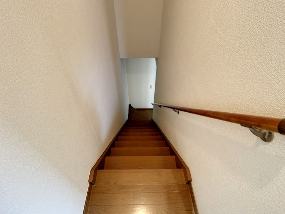 階段は少し狭め