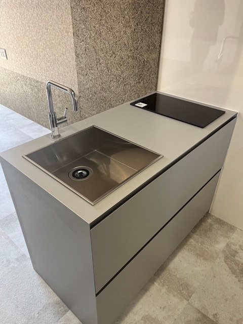 清潔感のあるシステムキッチン