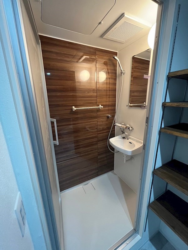 シャワールームもやはりオシャレ、バスタブが無いのが難点かも