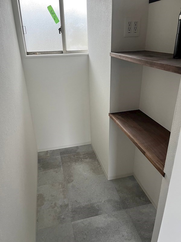 キッチン裏にはパントリースペース