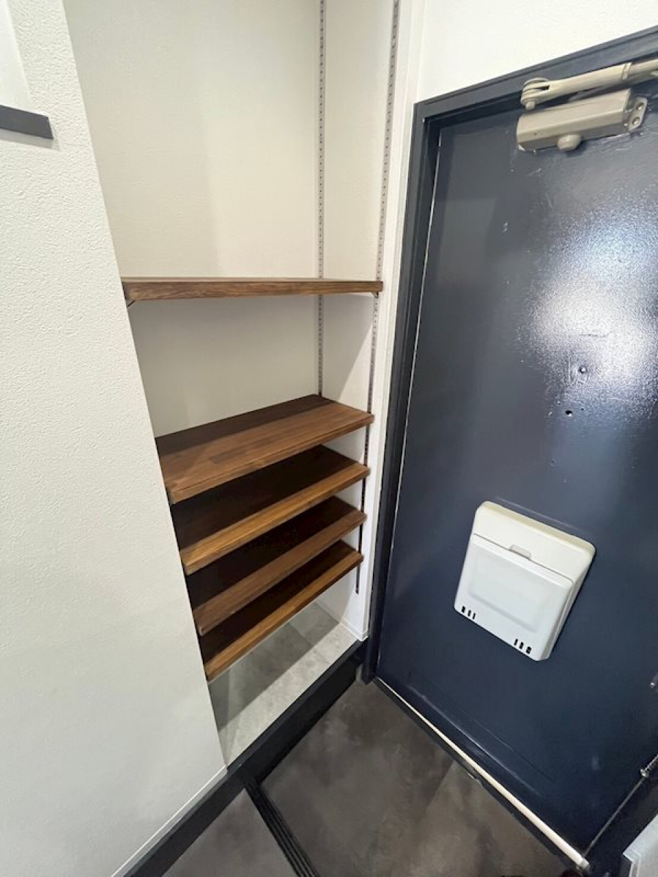 玄関にはちょっとした棚