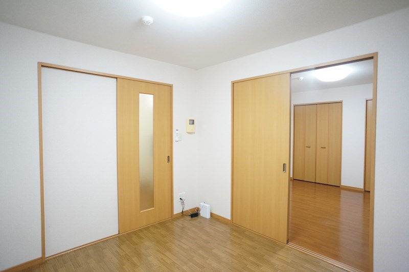 引戸を開ければ洋室とダイニングが繋がるので広々とした印象