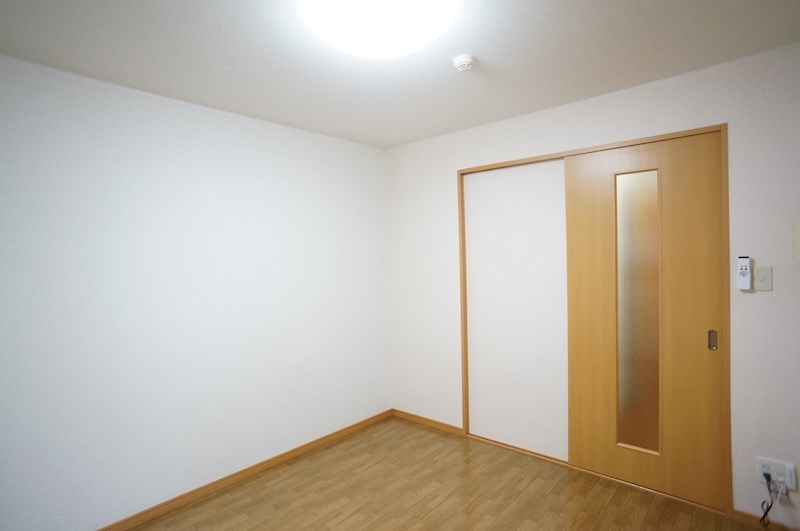 白を基調としたリビングは家具などできっと印象が変わるはず