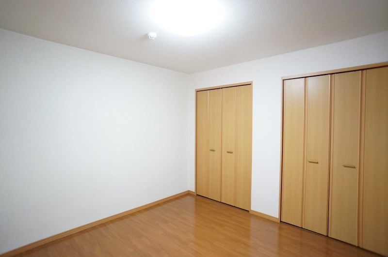 洋室もダイニングと似た雰囲気