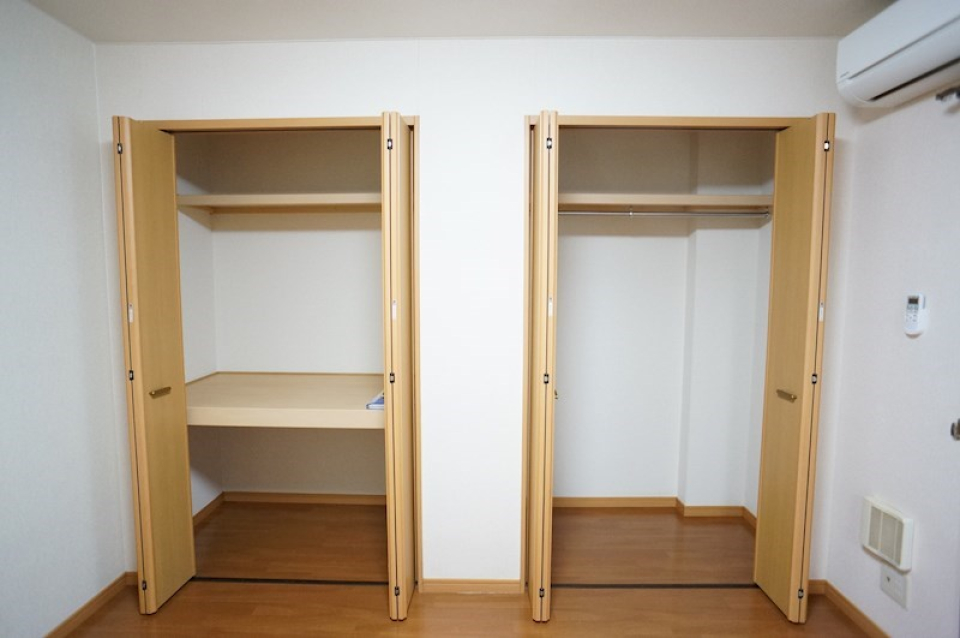 クローゼットが2つあるので収納力充分