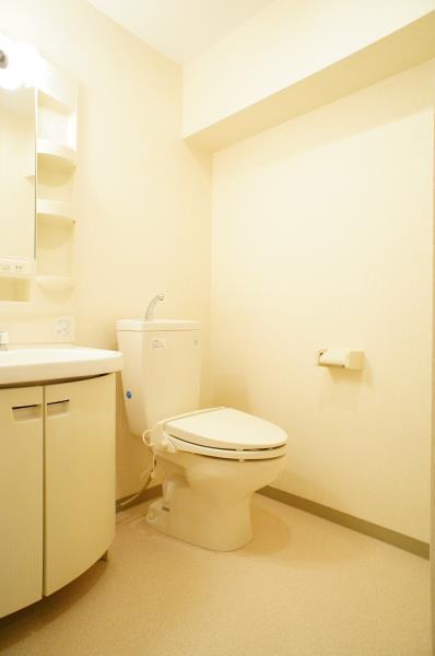 トイレと洗面台はお隣同士。