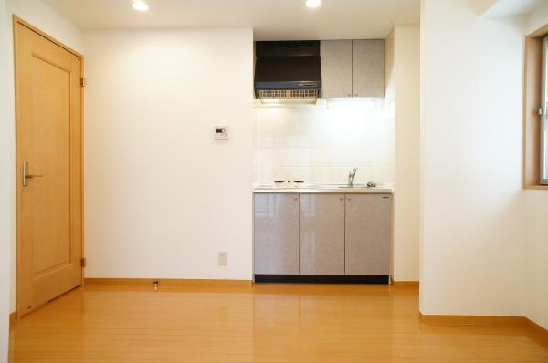 １口のコンロが付いているキッチン。