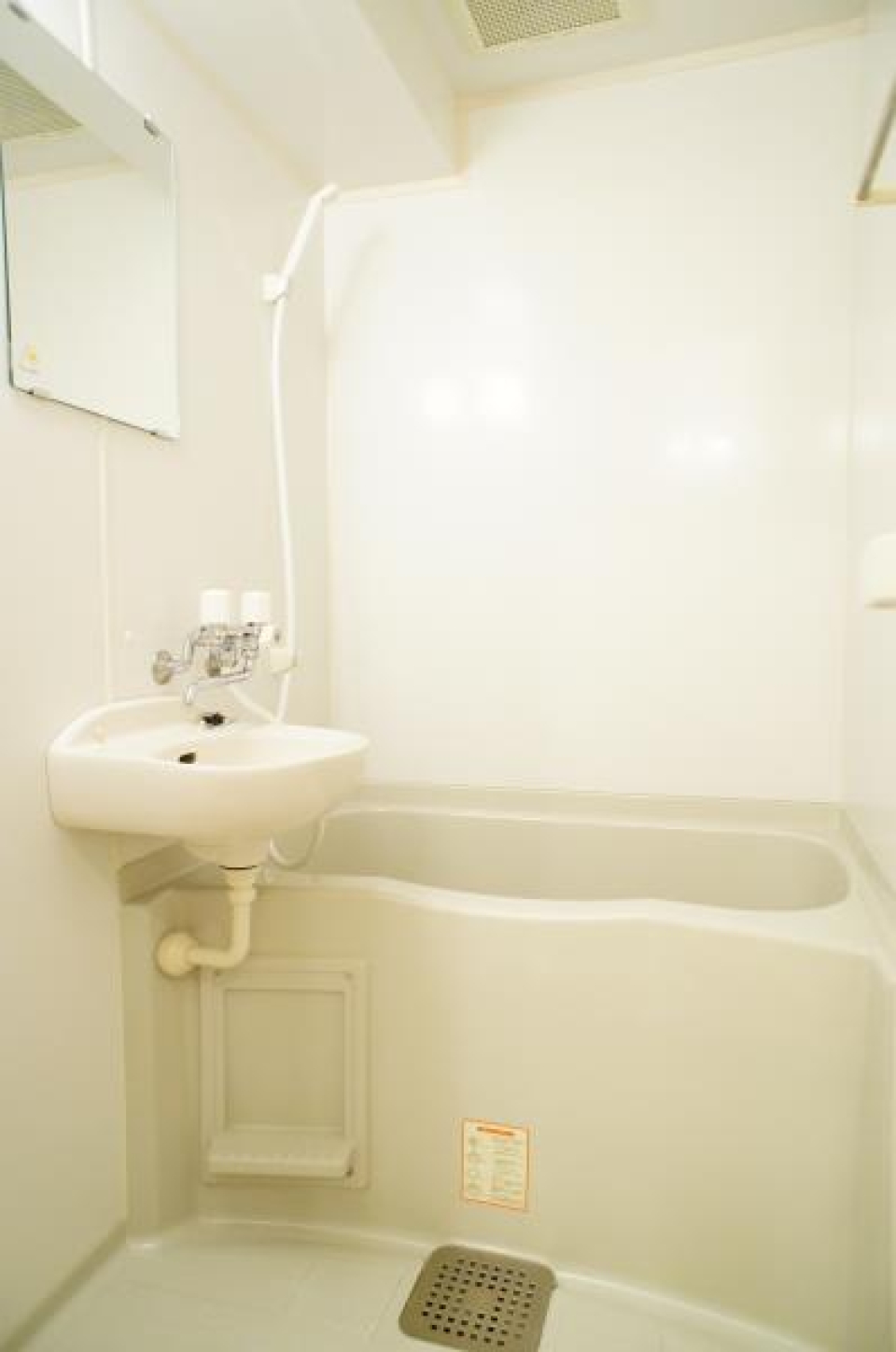 浴室の横には洗面台もあります。