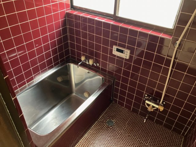 ワインレッドのタイルが個性的ですね！