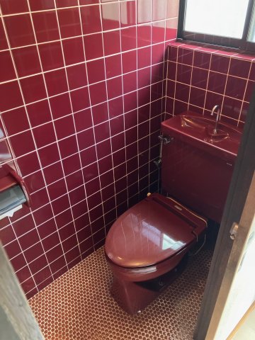 トイレもワインレッド。