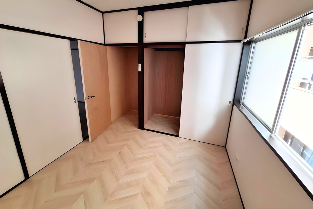 洋室には収納スペースも完備