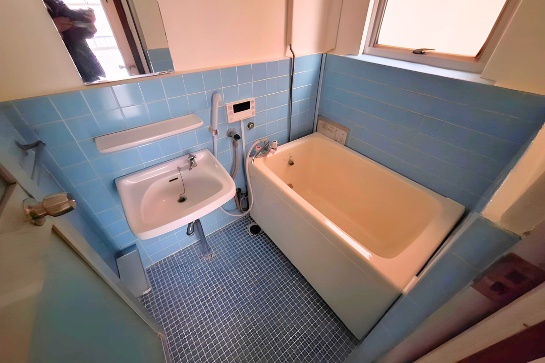 このレトロ感がたまらない、タイル張りの浴室。