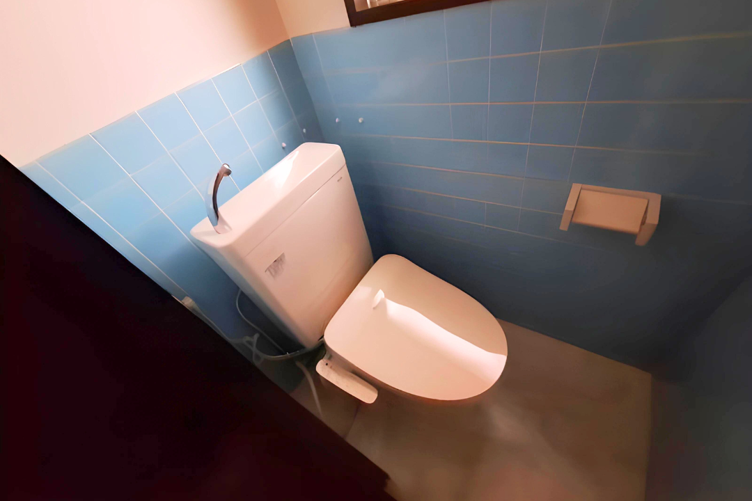 浴室と統一された青のタイルがかわいい。