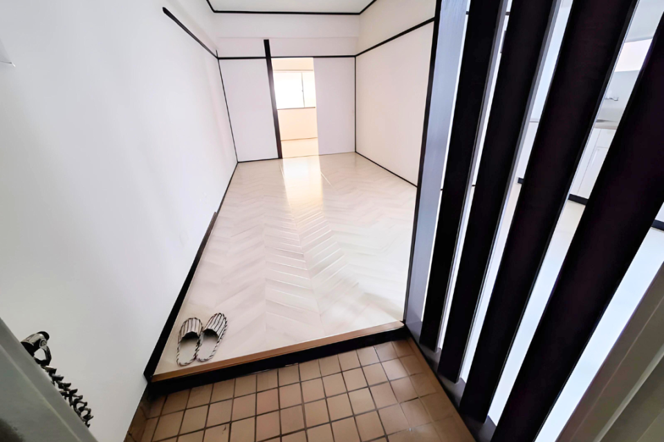 玄関横のルーバーが素敵。