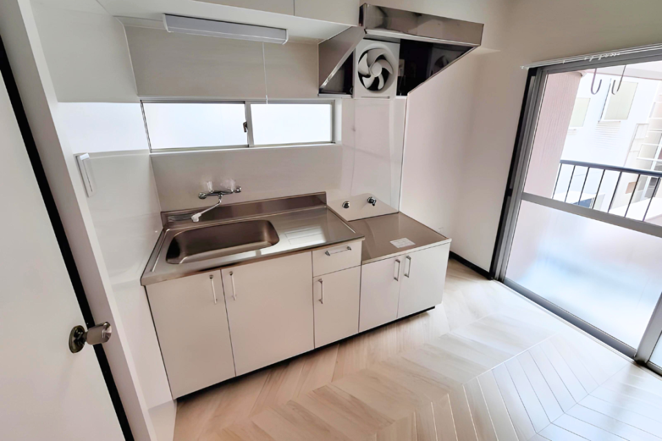 窓際のキッチン。コンロはお好きなものをお買い求めください。