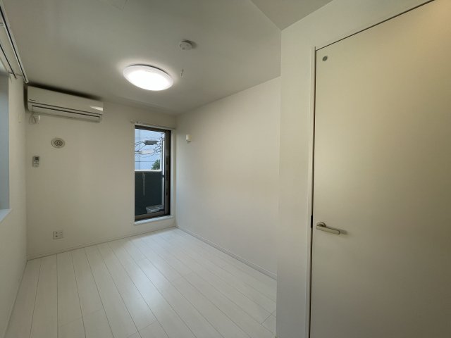 ハンガーラック付きのクローゼットがあります。奥の窓からは便覧だに出られます。※別号室参考画像　