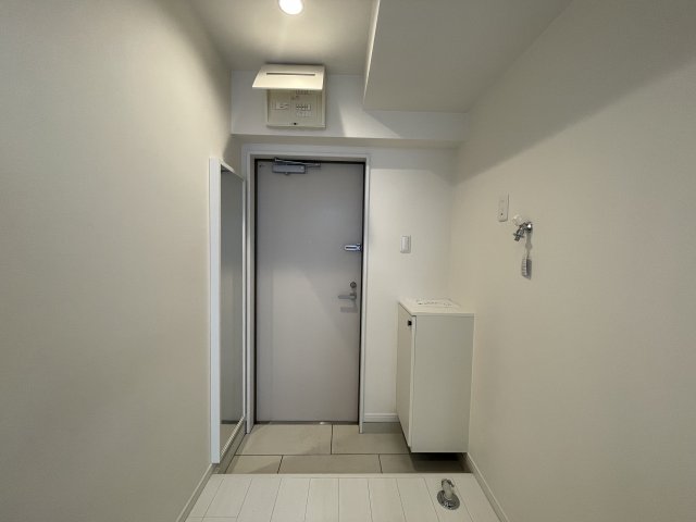 玄関横には鏡があって便利。 ※別号室参考画像　　