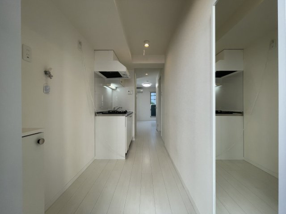 玄関から部屋に続く一直線の廊下。 ※別号室参考画像　　