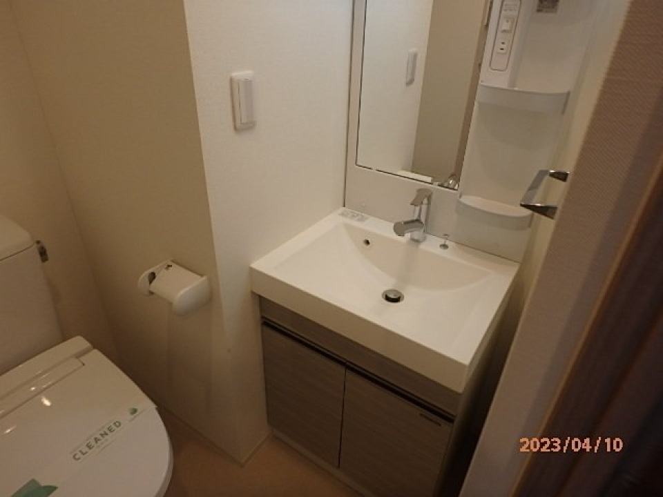 洗面台とトイレはお隣同士です。
