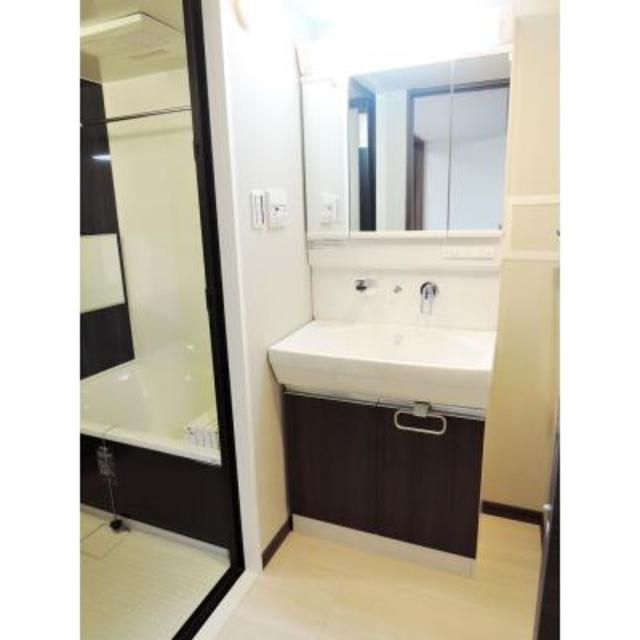 広々とした洗面台は、朝の支度が楽しくなりそうです！
※写真は同タイプ住戸です。
