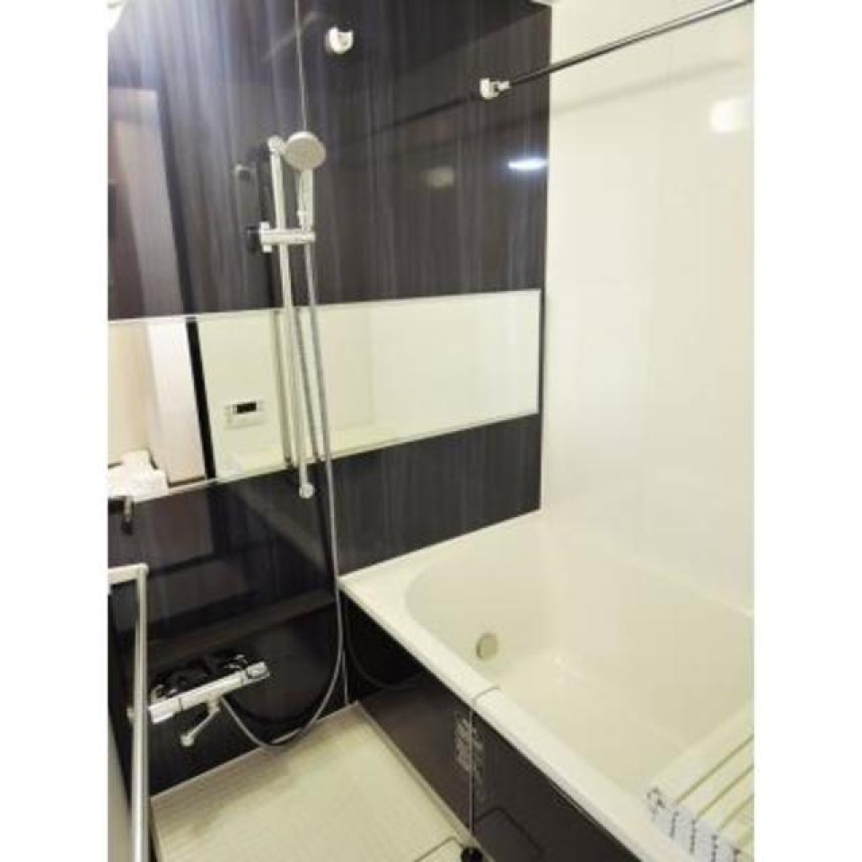 浴室乾燥機付きのバスルーム。毎日の疲れをじっくり癒して下さい。
※写真は同タイプ住戸です。