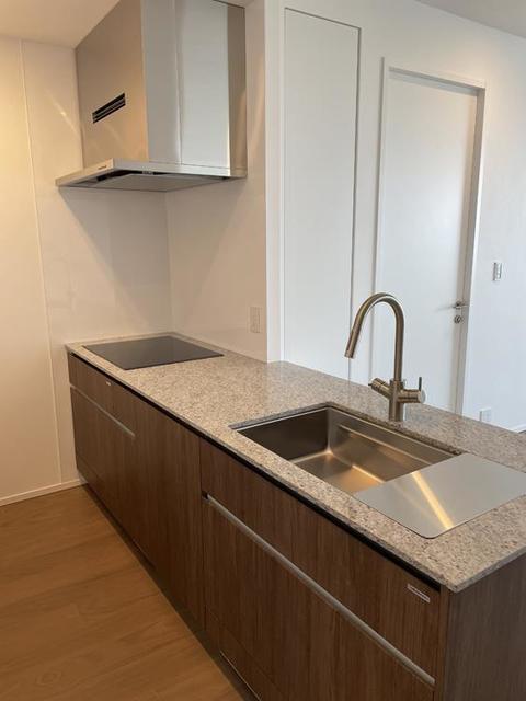 ３．２帖のキッチンには３口のガスコンロが付いています。※写真は同タイプ住戸です。