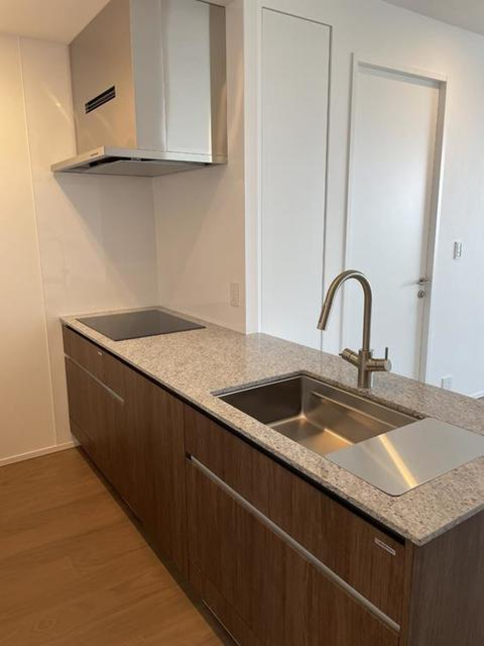 ３．２帖のキッチンには３口のガスコンロが付いています。※写真は同タイプ住戸です。