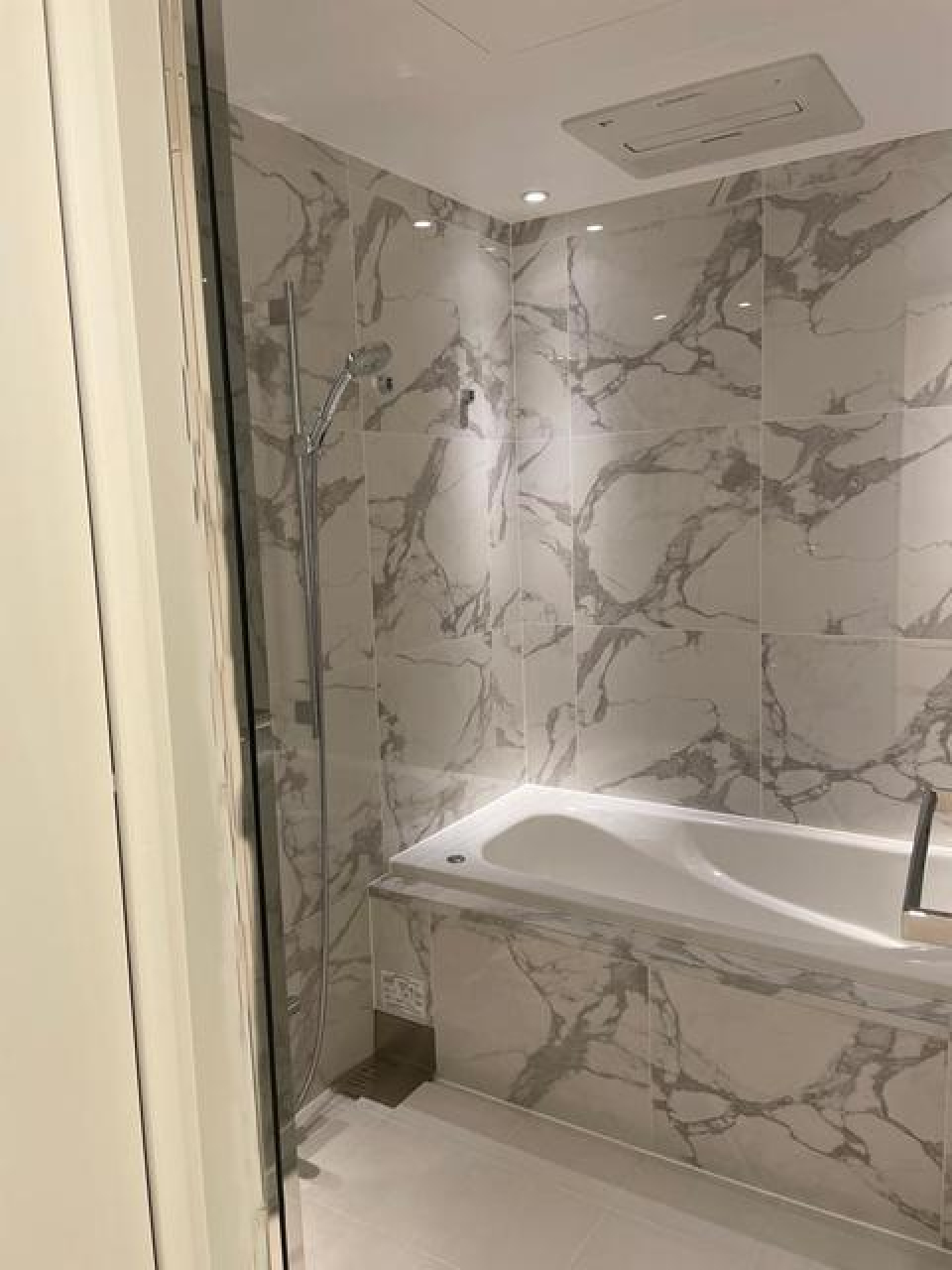 大理石調のパネルがセンスを高める浴室です。※写真は同タイプ住戸です。