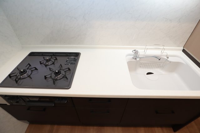3口のガスコンロ付きです。