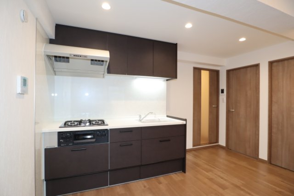 キッチンはシンプルなブラウンです。