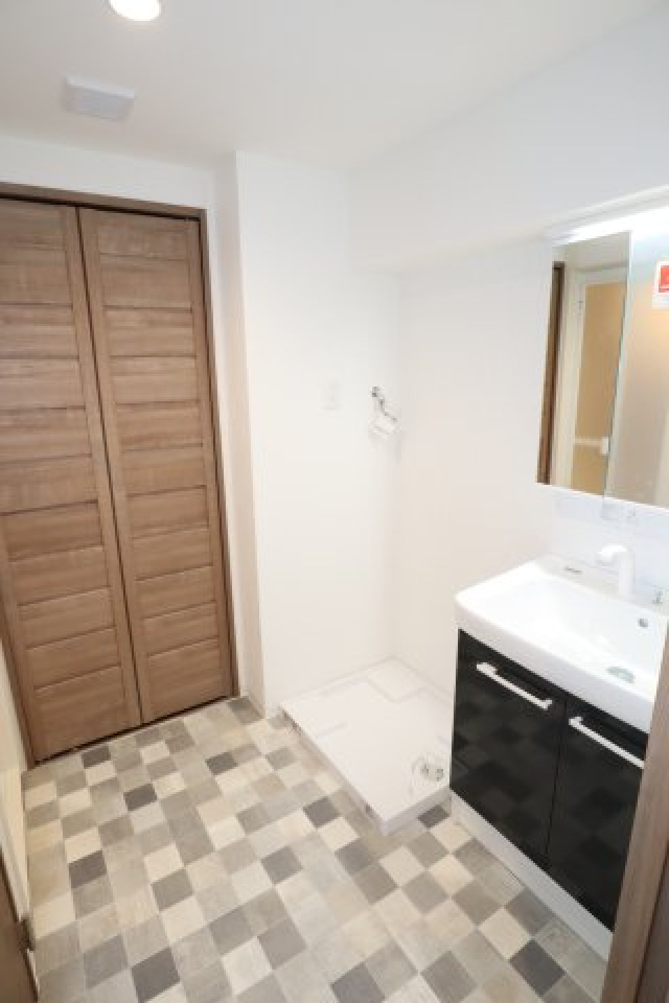 嬉しい独立洗面台です。タイル調でお洒落ですね。