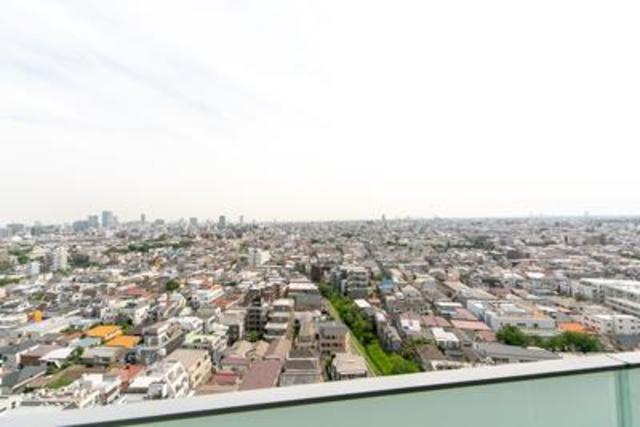 １３階に所在しています。