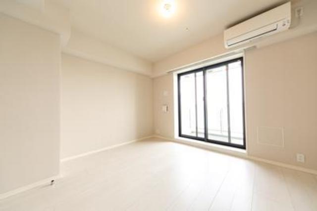 ８．１帖の洋室が広がり〼。※写真は同タイプ住戸です。