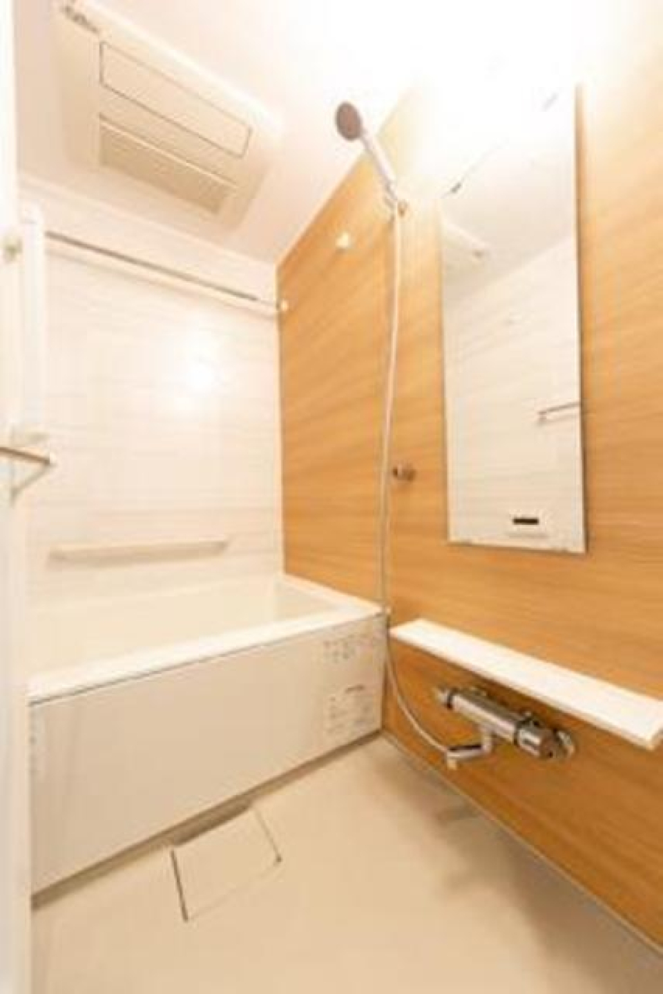 ナチュラルな木目調のパネルが導入されたキッチン。※写真は同タイプ住戸です。