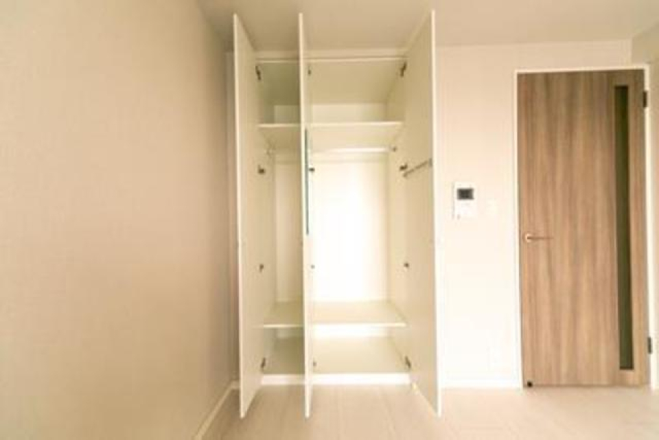 収納を開けた時の様子。※写真は同タイプ住戸です。