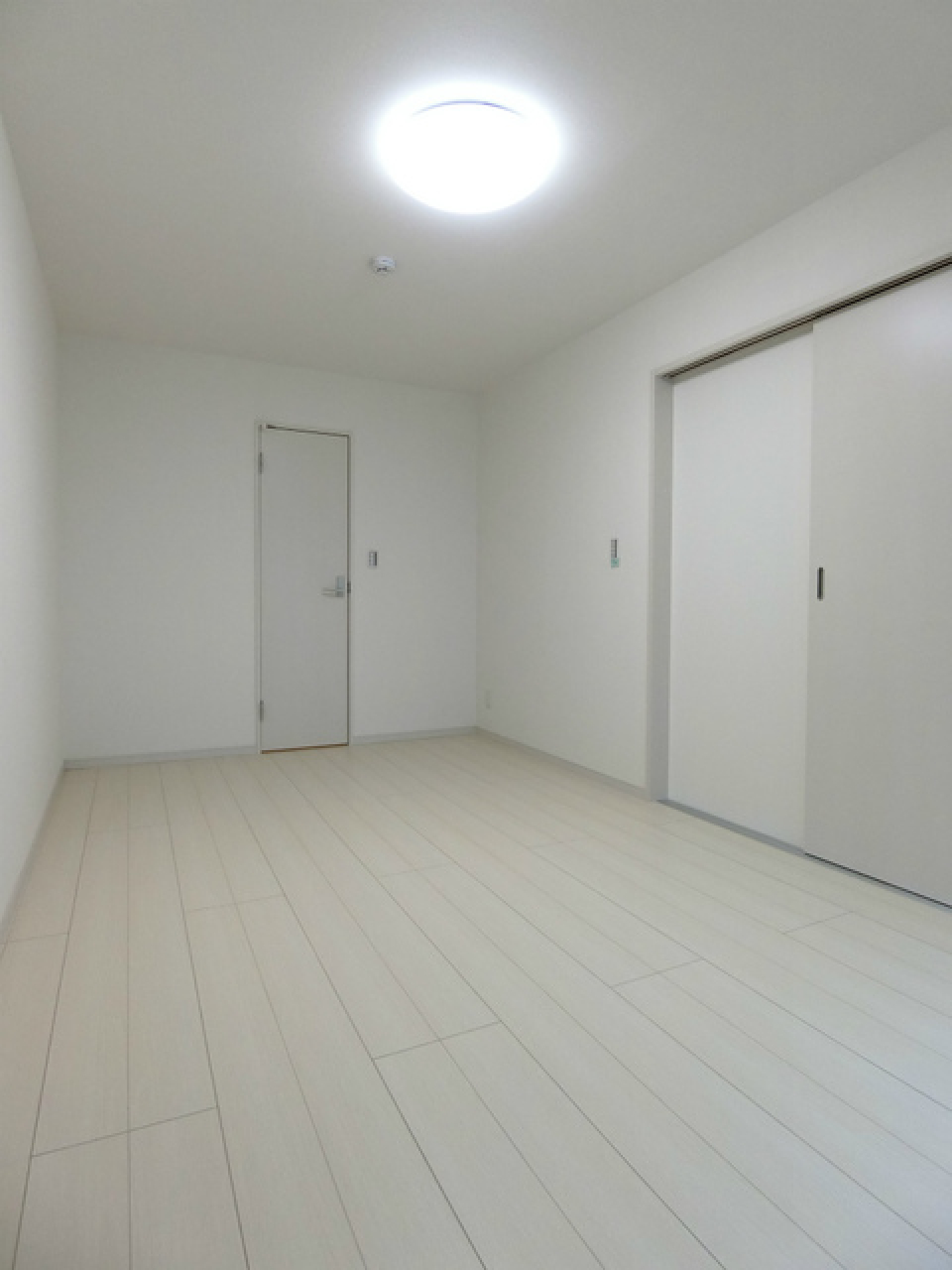 8.2帖の洋室は嬉しいウォークインクローゼット付きです。