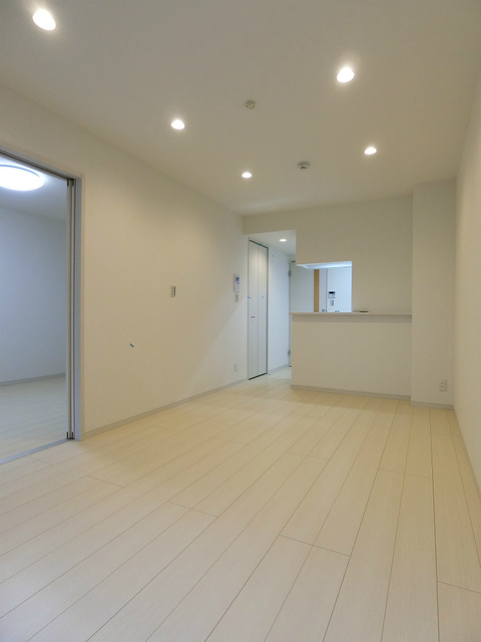 キッチンや廊下まで白で覆われており、雰囲気を崩しません。