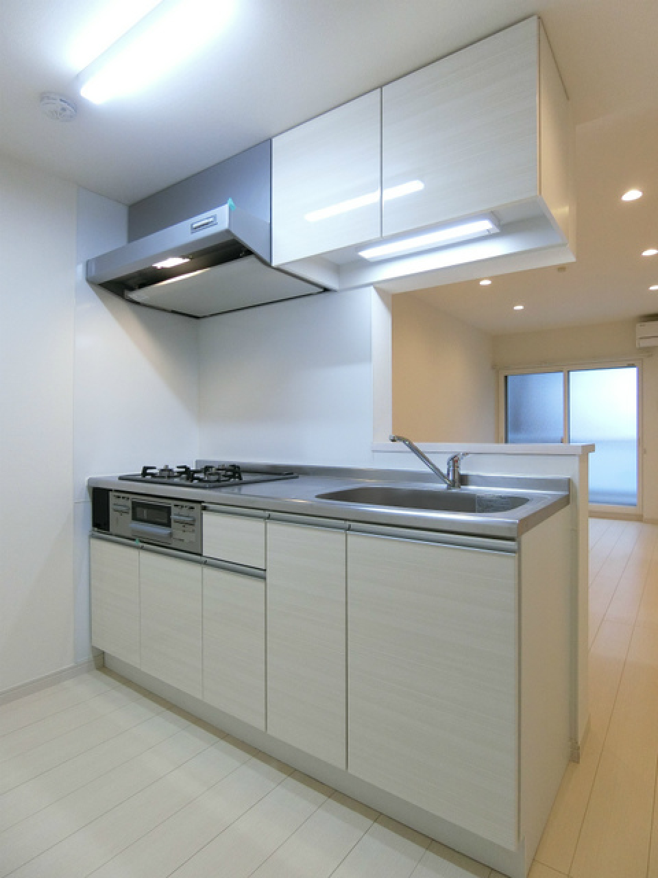 清潔感のあるカウンターキッチン。圧迫感が少なくて良いですよね。