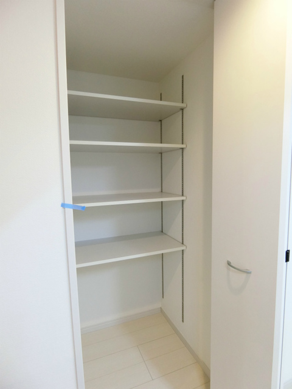 収納はキッチン横にあります。