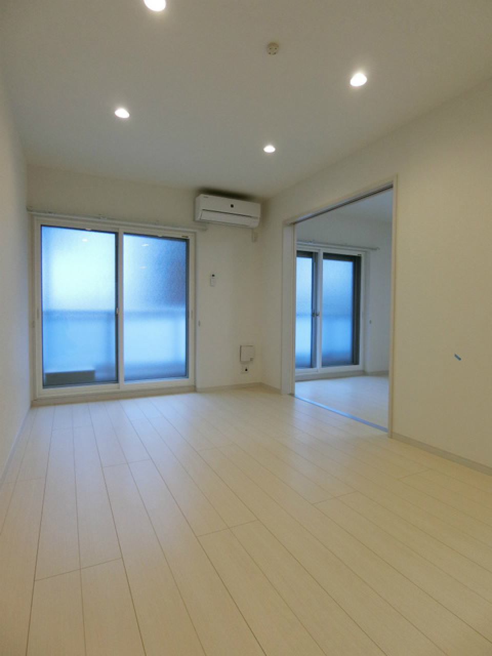 洋室へと繋がる仕切りを開けばさらに広々とします。