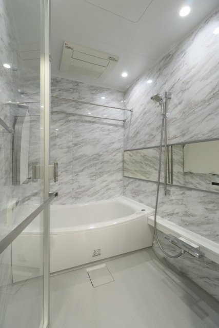 スッケスケの浴室。