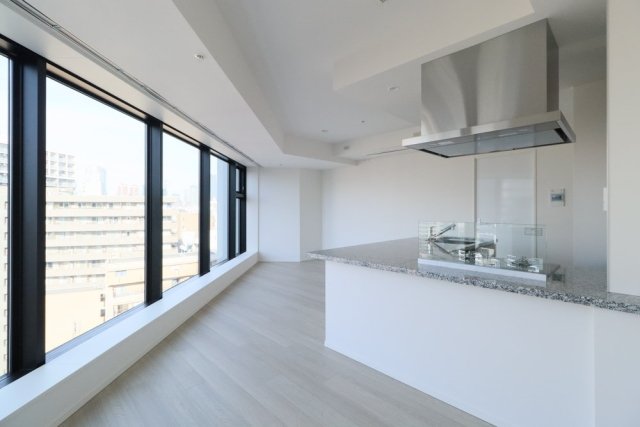 キッチンスタジオの様な空間。ホームパーティーを開催したくなりますね。