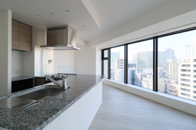 ２３階の建物の１２階に位置します。