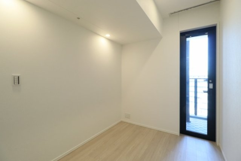 ５．１帖の洋室からも小さなバルコニーにアクセスOK。