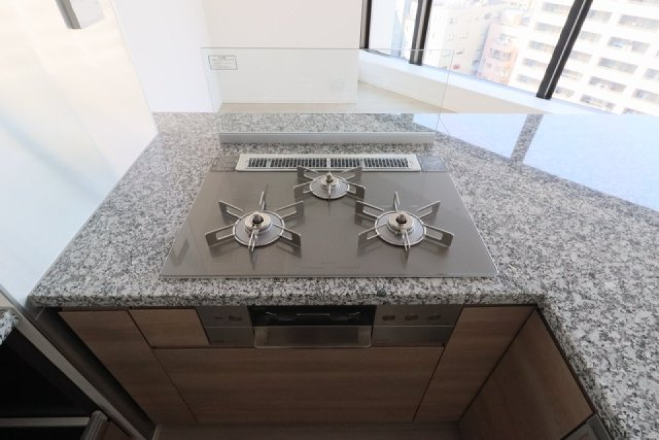 ３口のガスコンロにはグリルも付いている！