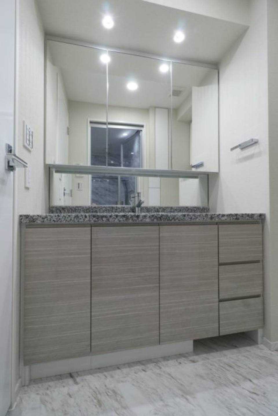 ホテルライクな独立洗面台。