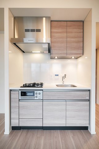 キッチンも、お部屋のインテリアを邪魔しないデザイン。グリルもついたシステムキッチンです！