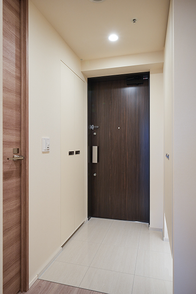 玄関はこんな感じです♪
サイドにはシューズＢＯＸがあります。