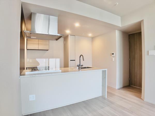 仕切りのない完全対面キッチン。ご家族、パートナー、お友達と顔を合わせながらお料理ができる空間です。