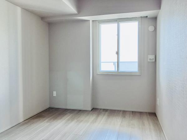 ベッドルーム。
毎朝、日の光を取り込んで、快適な朝をお迎え下さい。